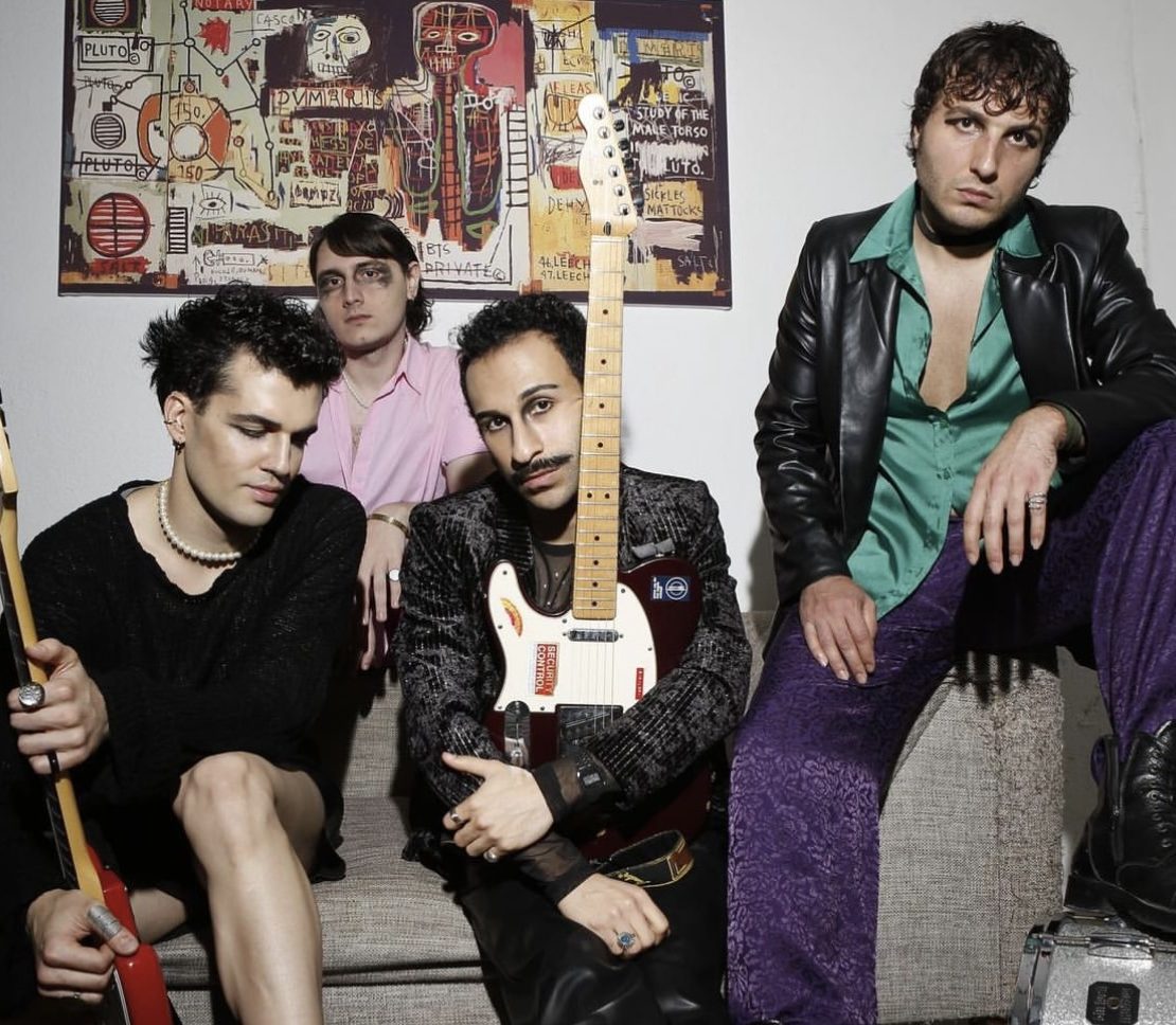 birileri yüzünde taşlar